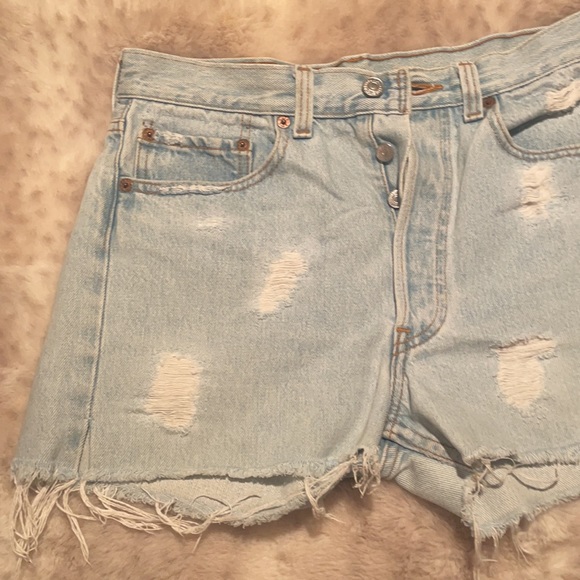 ✨distressed light wash Levi’s shorts✨ - Picture 2 of 5